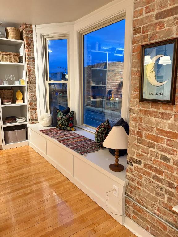 The 1913 - Newly Renovated Historic Downtown Loft, De Pere