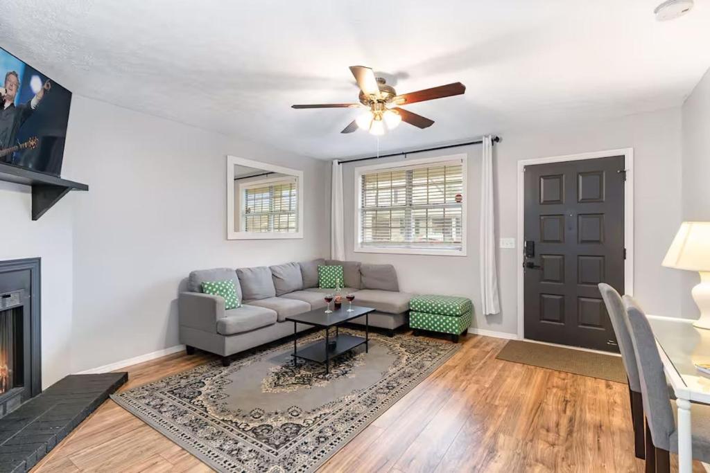Freshly Renovated - Minutes from Downtown & BNA, Nashville