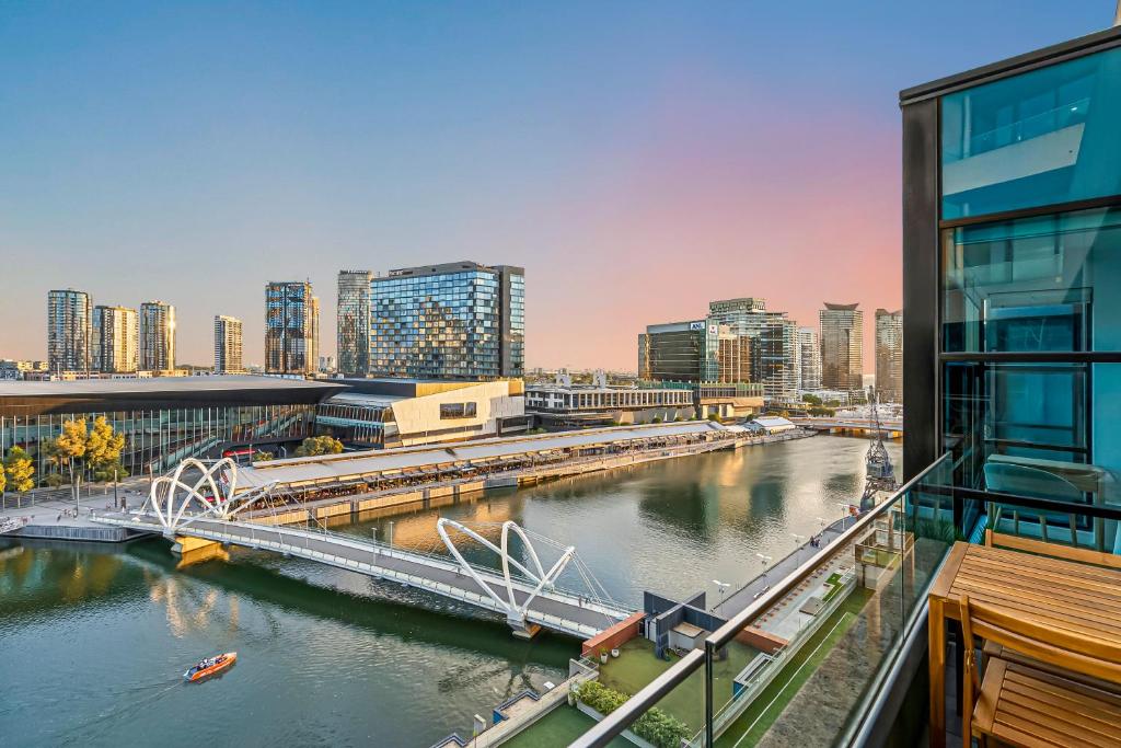 Flinders Wharf - River Views & Free Parking, Melbourne