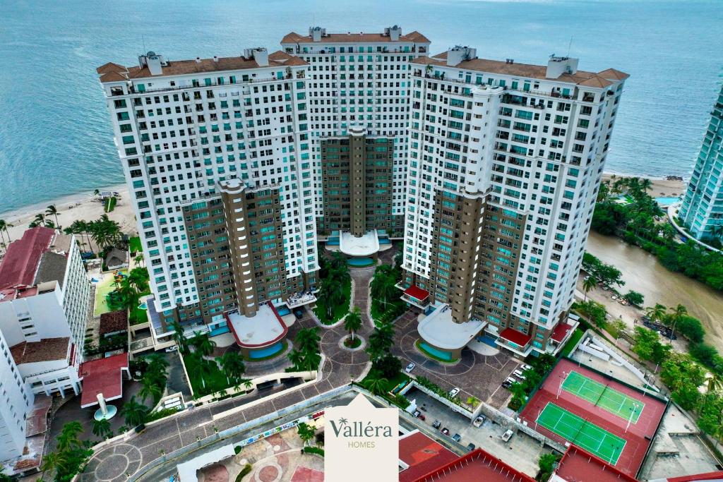 Grand Venetian, Ocean front condo By Valléra Homes - 2