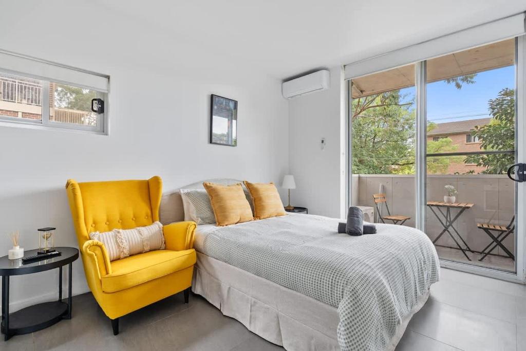 12B Abnb-Style Unique 12 Mins Walk Train STA Abnb-Style Studio Apt, Bankstown