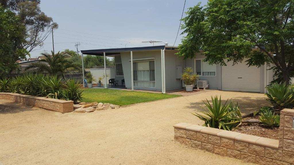 Wines and Waves - best of the coast and gateway to southern wine regions!, Christies Beach