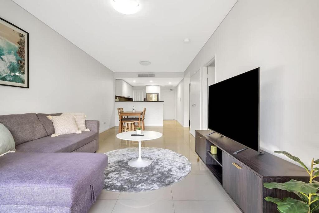 11B Abnb-Style Charming 12 Mins Walk Train STA Free parking2BR, Bankstown