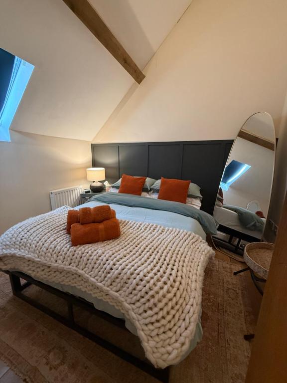 The Mews - Worcester City - House - Gated - Self Check In - Free WIFI - 2 Doubles - TVs in bedrooms - Sleeps 6 - Free Nearby Parking, Worcester