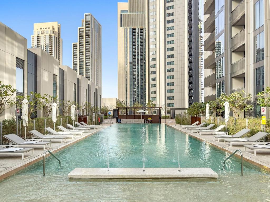 Luxury 2BR Dubai Creek Harbour with Pool, Gym, Parking & Balcony Views, Dubaj
