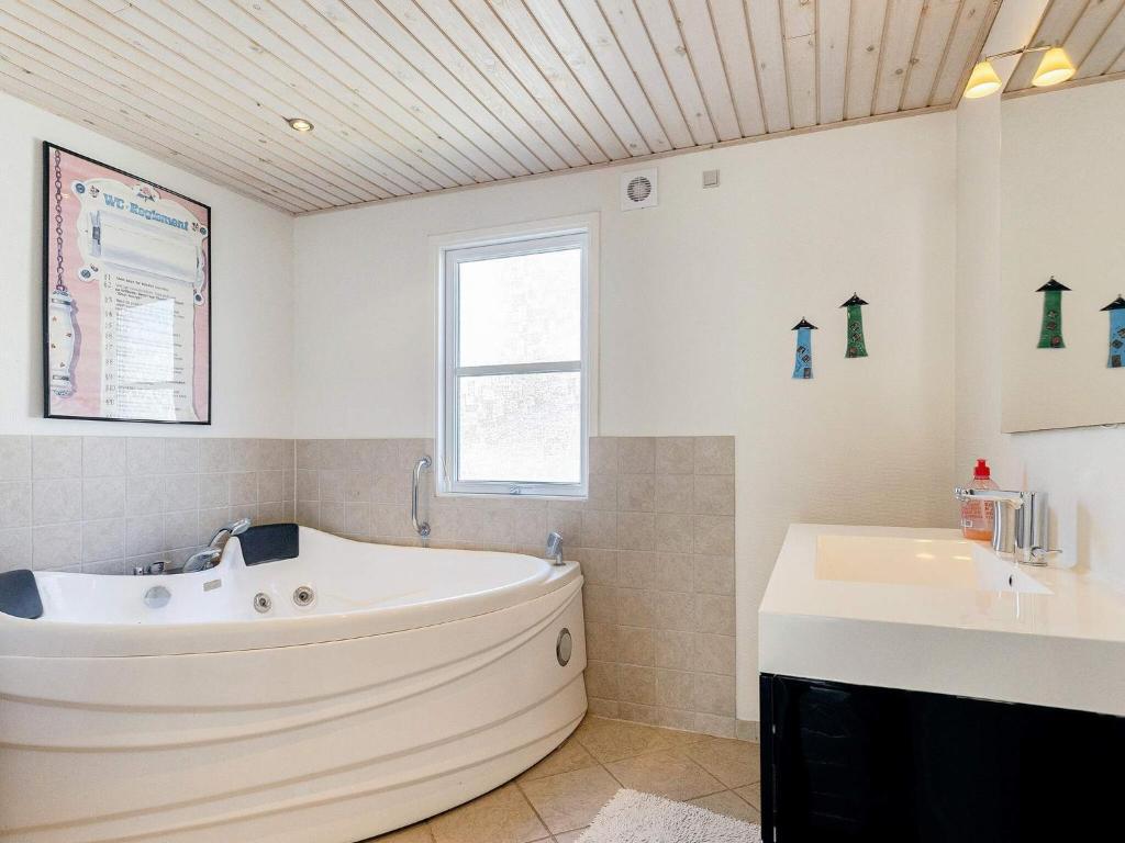 Tranquil Retreat in Hou Oasis-By Traum, Hals