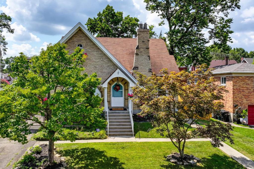 Modern Group Getaway with Private Yard in Cincinnati, Cincinnati