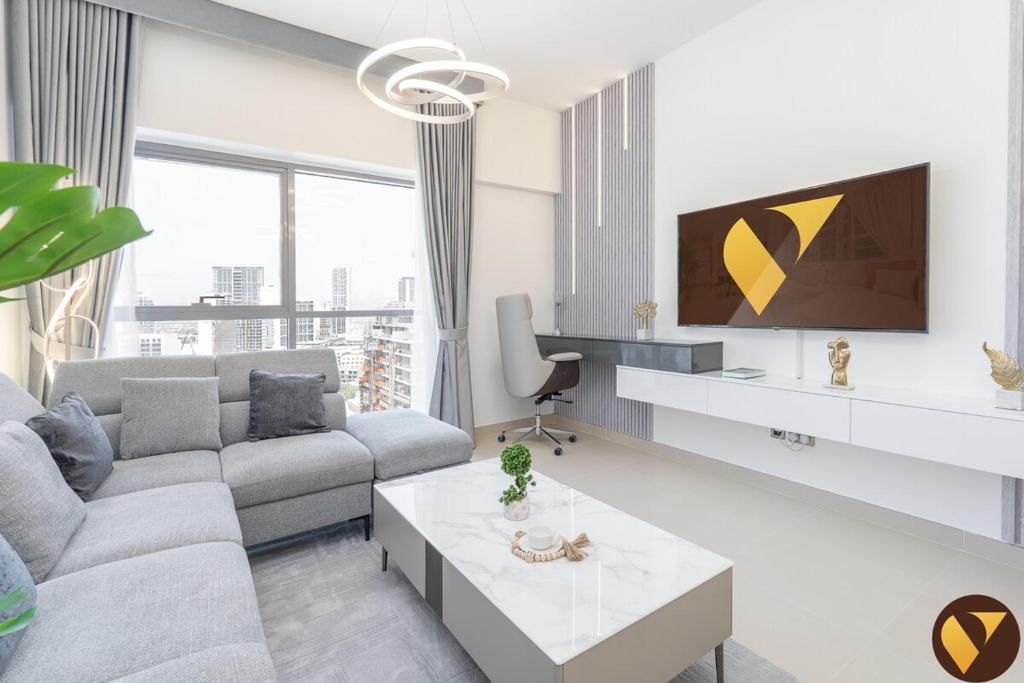 Vogue Jumeirah Village Circle - Stylish One Bedroom Apartment in Jeewar Tower with Balcony, Pool and Gym, Dubai