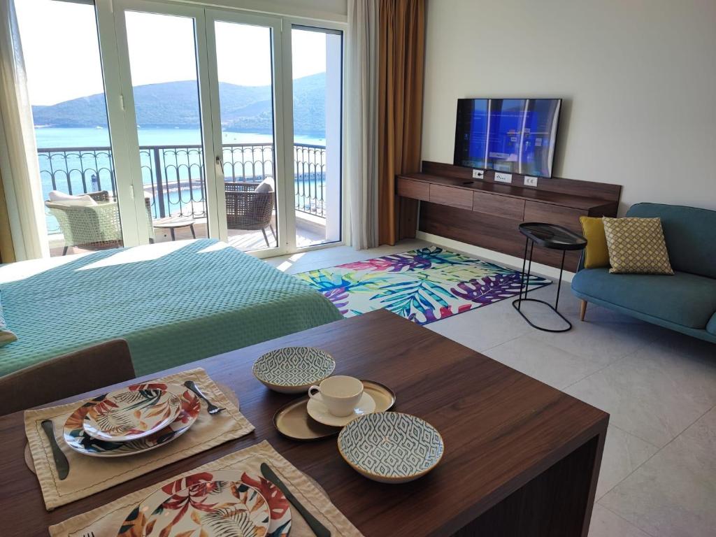 Waterfront Studio Apartment - Marina Village - 3