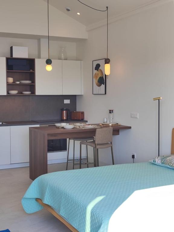 Waterfront Studio Apartment - Marina Village - 2