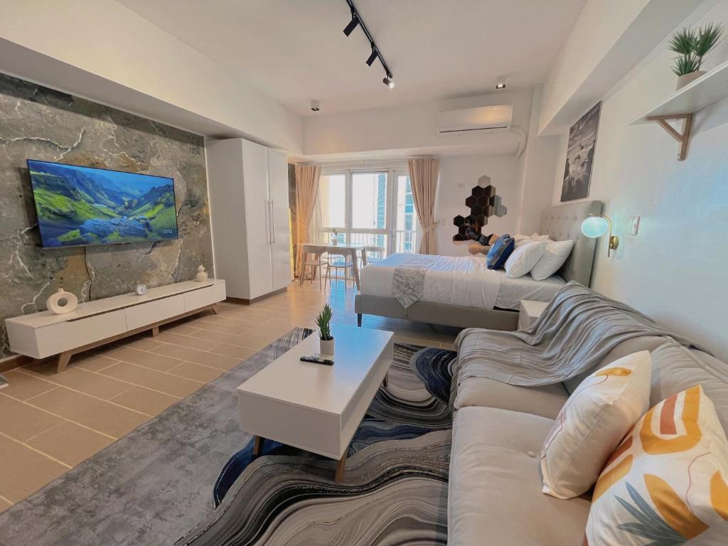BGC Venice Condo - Balcony, Pool, Wi-Fi - Suite 16, Манила