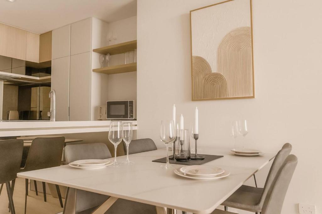 The Marquee Suite - Your Private Cinema Above BNE, Queens Wharf Residence Level 27 Sky Deck & River View, Brisbane