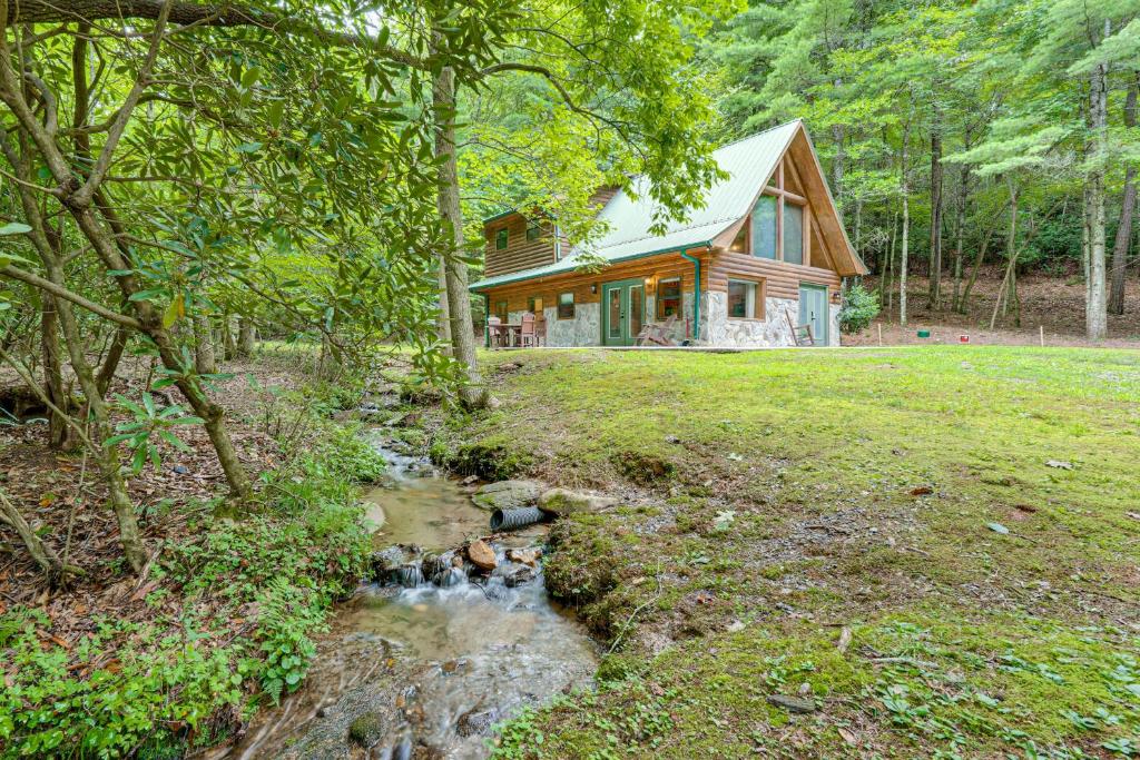Hike, Fish and More Cozy Cabin with Patio in Murphy!, Murphy