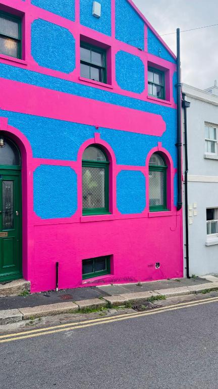 Retro House by the Sea, Hollington