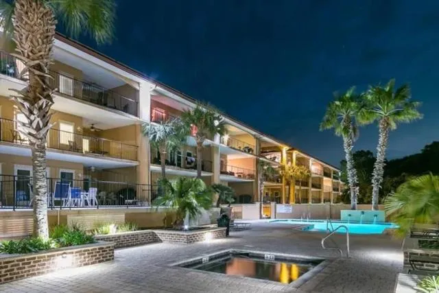 Unique 3BR, 1 of 5 Condos w/Huge Poolside Patio, Steps to Beach & Pier, Gated, hotel in Tybee Island