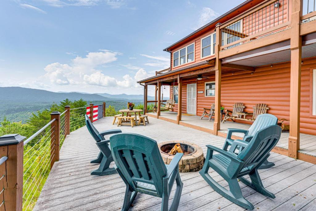 Mtn-View Cabin Deck and Pets Welcome in Murphy, Murphy