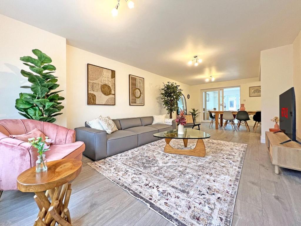 Wonderful 5 Bed Windsor, Private Garden, Driveway Parking, Legoland, Windsor