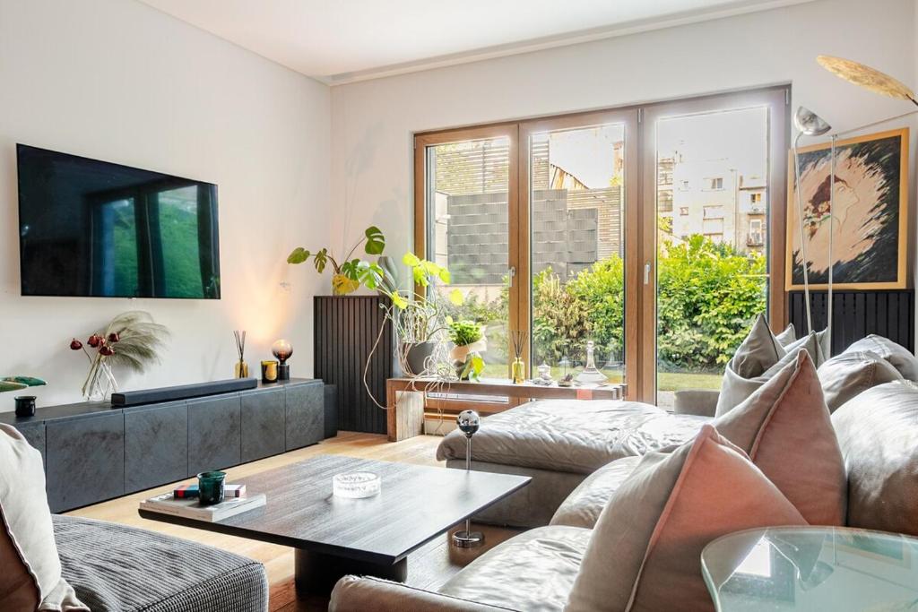 Garden Oasis in City Center - 4