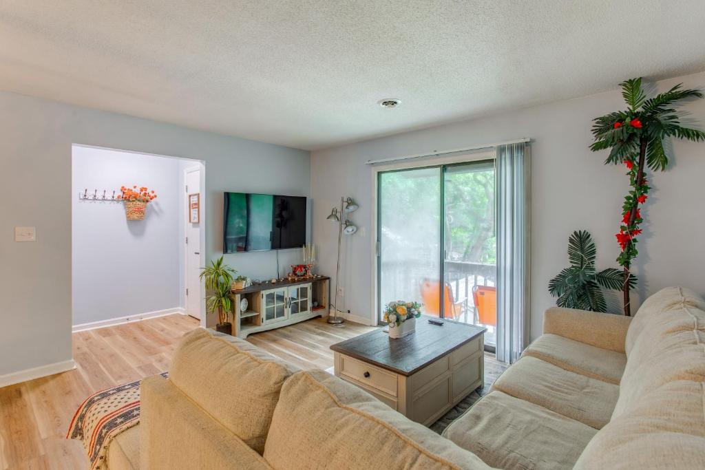 half Mi to Shore Condo with Balcony in Myrtle Beach!, Myrtle Beach