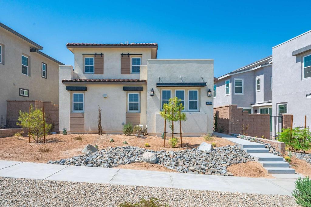 Stylish 3BR Oasis in Palm Desert Near El Paseo&Zoo, Palm Desert