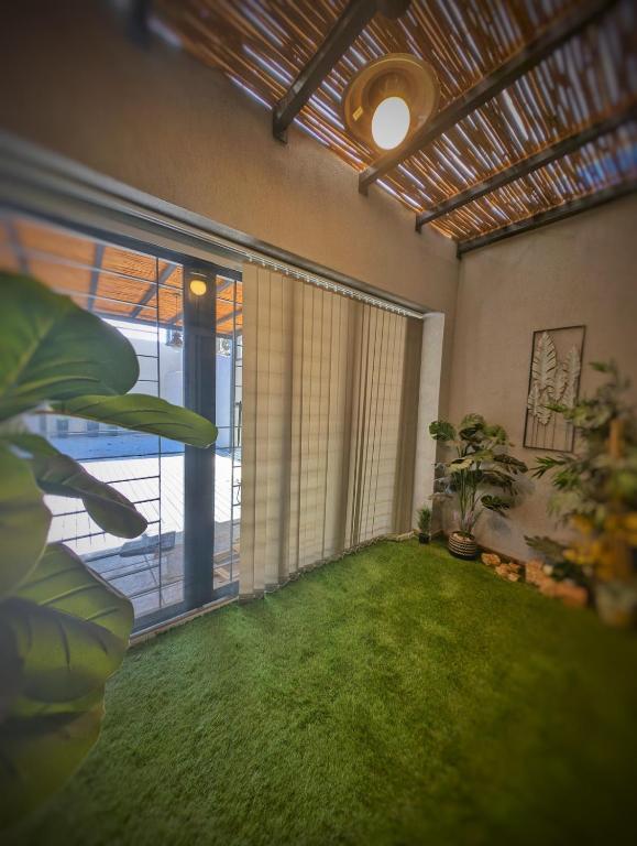 Amplio apartamento con patio y cochera - 2