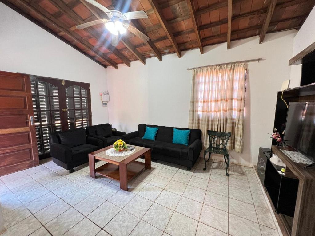 Spacious 3 bedroom house with swimming pool - 3