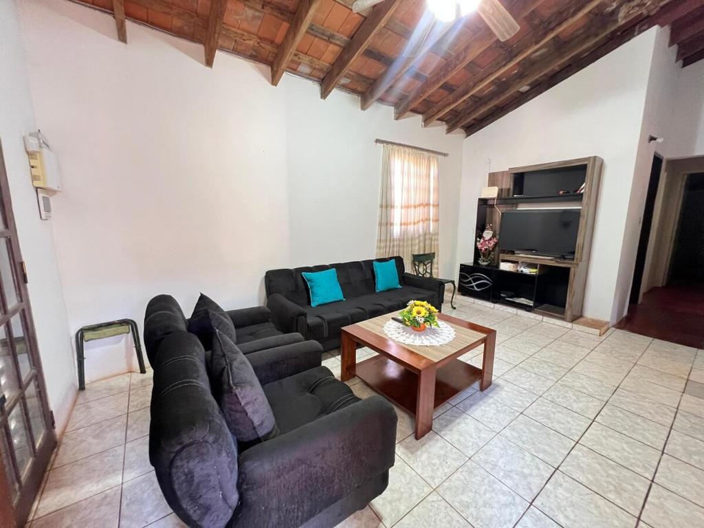 Spacious 3 bedroom house with swimming pool - 4