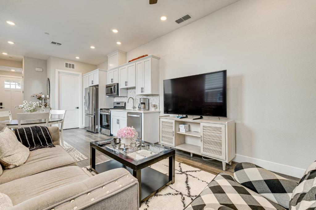 Fenced-In Yard Apt 7 Mi to Westfield Galleria, Roseville