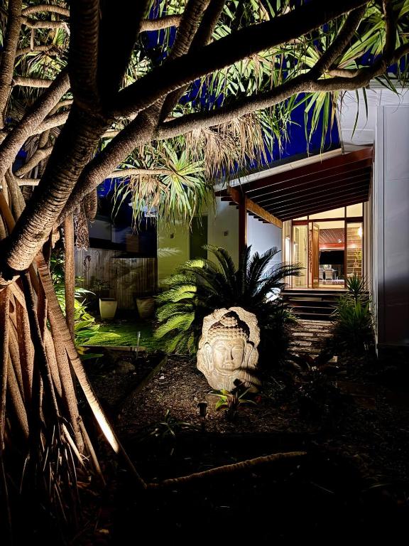 LAGUNA PARADISE - Island house with private beach & pontoon on lagoon - 4 bedrooms, South Stradbroke