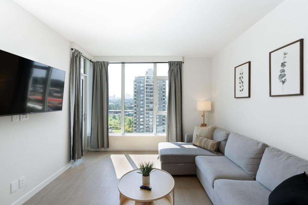 Modern 1BR Condo, Sleeps 4 with Views, AC, Balcony, Near SkyTrain, Burnaby