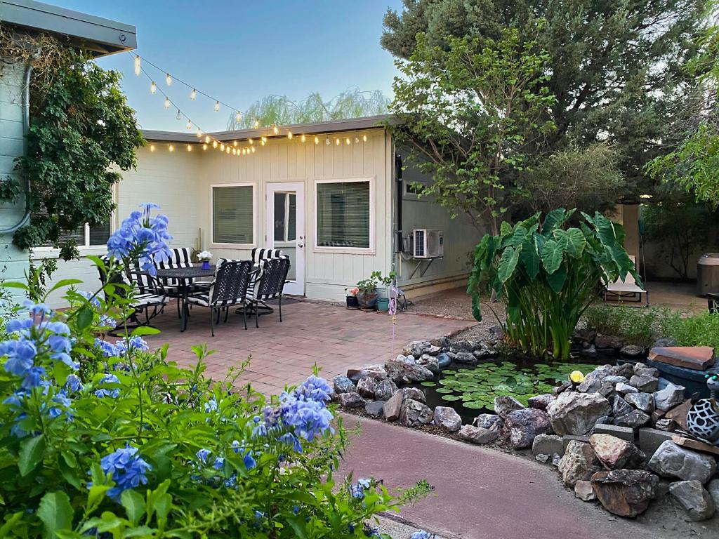 Relax at Artist's Secret Garden, KOI pond & COOL WATER jacuzzi, 4 BIG groups, Tucson