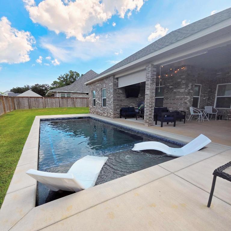 Home With Private Pool On Golf Course, Ocean Springs