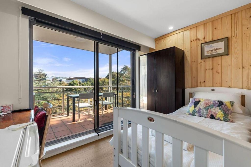 72-1HS Abnb-Style GardenView, Parking, Balcony, Step to Chinatown and QVB, Sydney