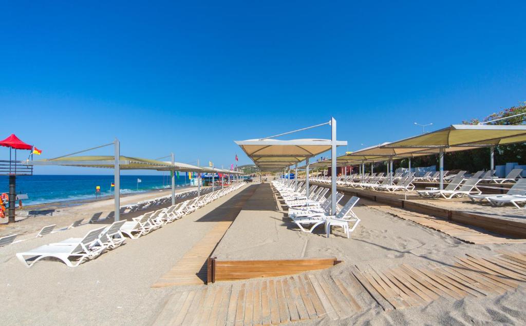 Beach Club Doganay Hotel - All Inclusive — Beach in Konakli