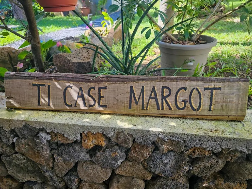 Ti case Margot - Maison avec piscine à Manapany, hotel in Saint-Joseph