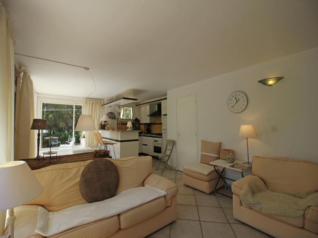 Holiday Home in Fréjus with Pool & Tennis - 2