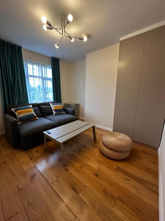 Stylish 1bed flat on the 1st floor maisonette, Mitcham