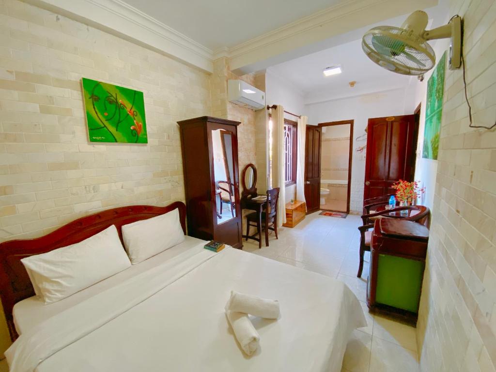 DK's Backpacker Hotel