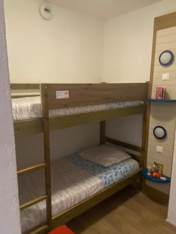Logement en résidence vacances classe 2 étoiles au bord de mer 4 couchages avec cabine lit superposé et au salon un canapé convertible et piscine à 300 m des transports communs,gare ferroviaire,commerces et plages - 5