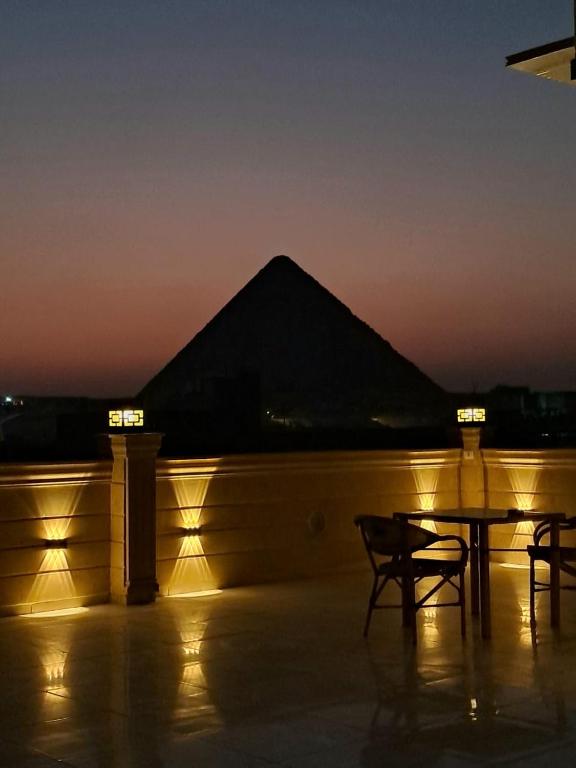 Glow pyramid view, Káhira
