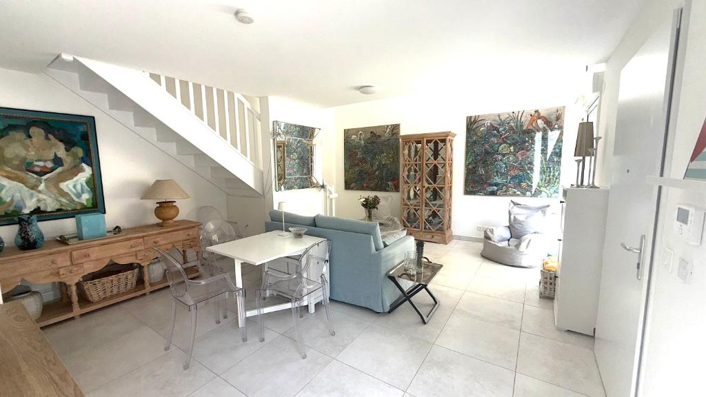 2 Bedroom Flat with Garden in Antibes - 4