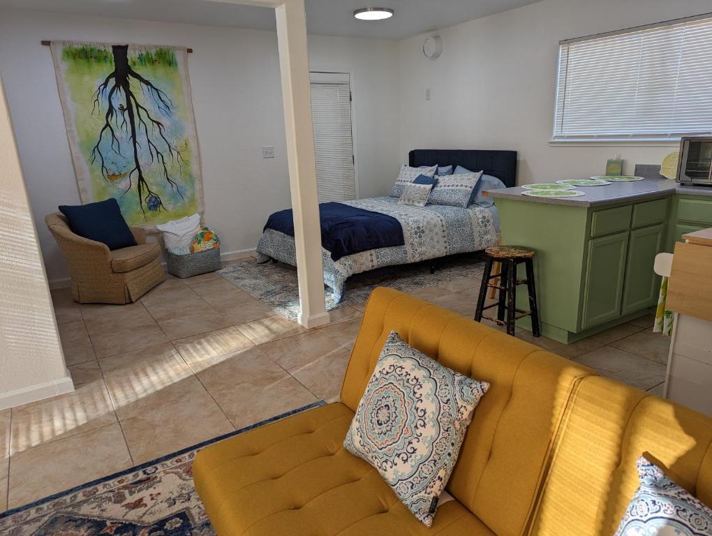 Zesty Studio & Pet Friendly Yard, Modesto