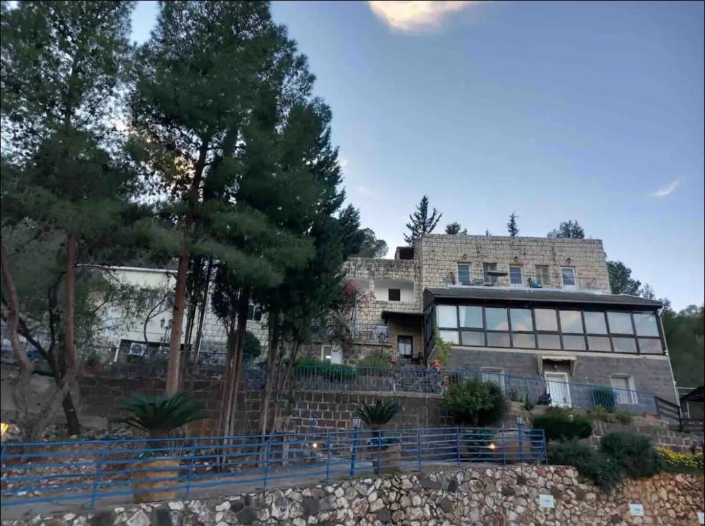 Apartment number 6, Roš Pinna