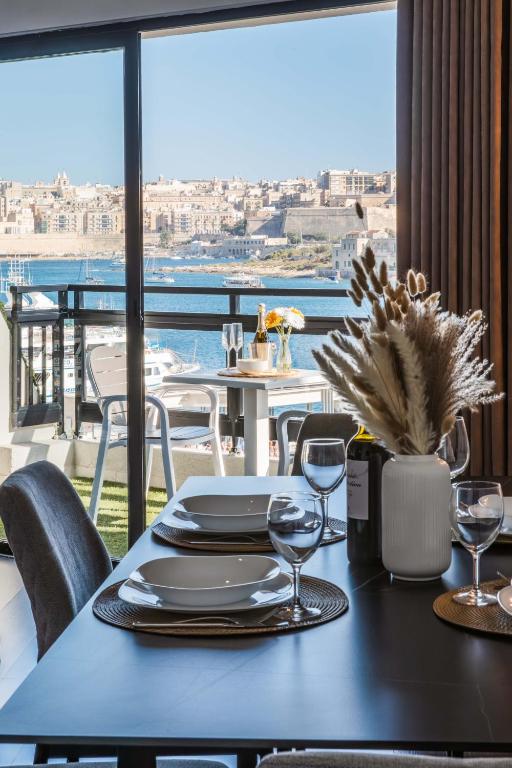 Top Location - 2BR Seafront & Steps from Ferry by ArcoBnb, Sliema