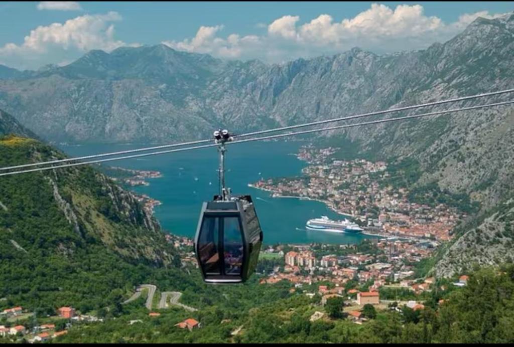 Casa Montenegro Lux Apartment 1 Bedroom 1 livingroom Sea & Pool View - 2