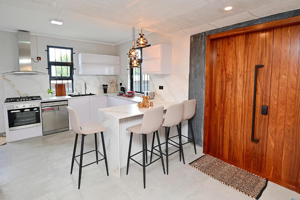 Smart & Modern 2BR Home in Secure Gated Area, Phoenix