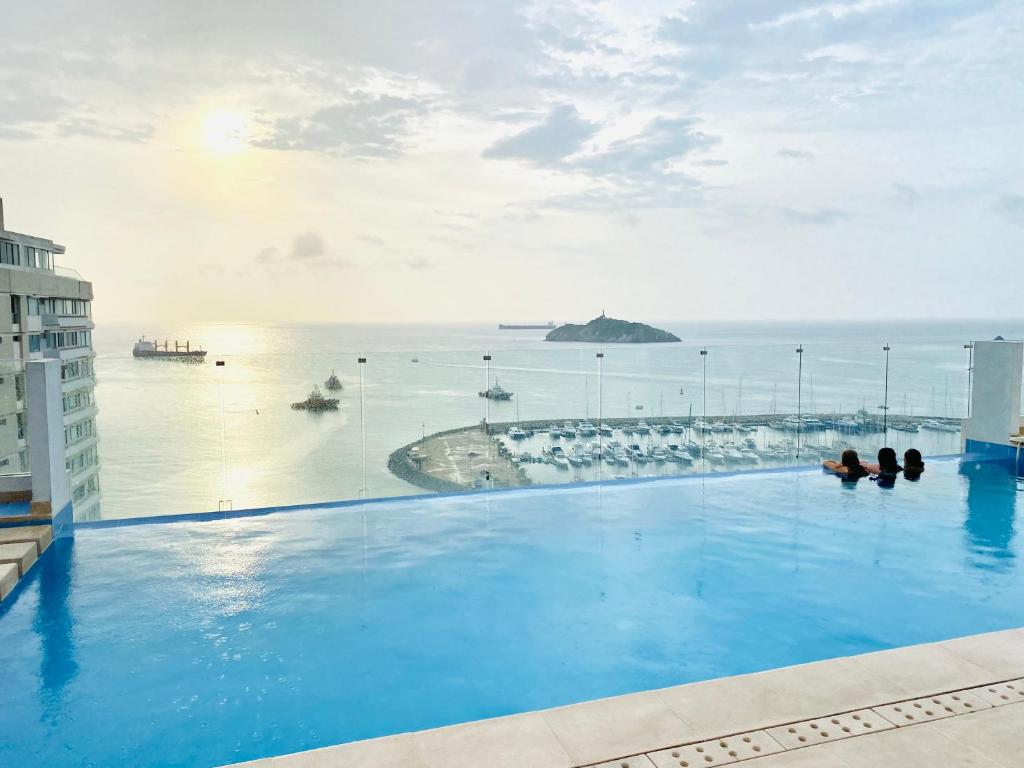 Blue Loft 14th floor with balcony overlooking the ocean and marina, Jacuzzi, Sauna, Turkish bath, swimming pool, gym, spa y bar - 2