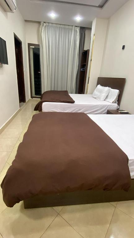 Youssef pyramids view, Káhira