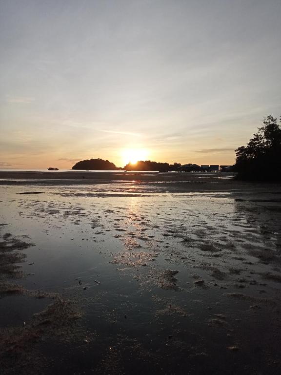 At The Beach, Kaôh Rŭng (1)