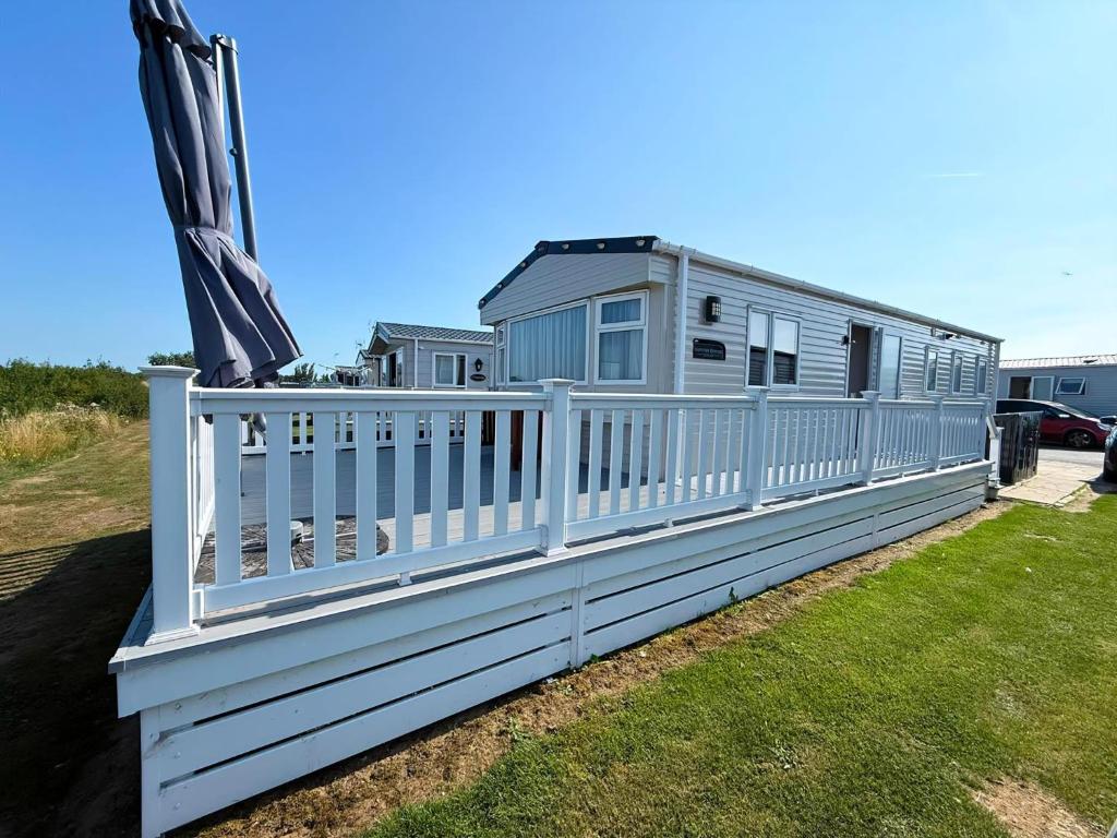 Stunning Caravan With Wifi & Decking At St Osyth Beach In Essex Ref 28007Sv, Clacton-on-Sea